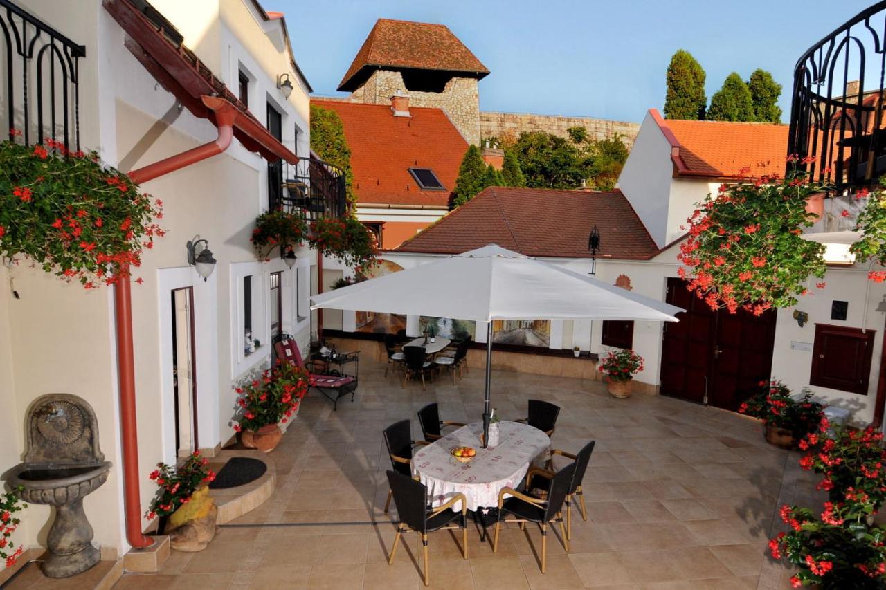 Patria Panzio Bed & Breakfast Eger Eksteriør bilde