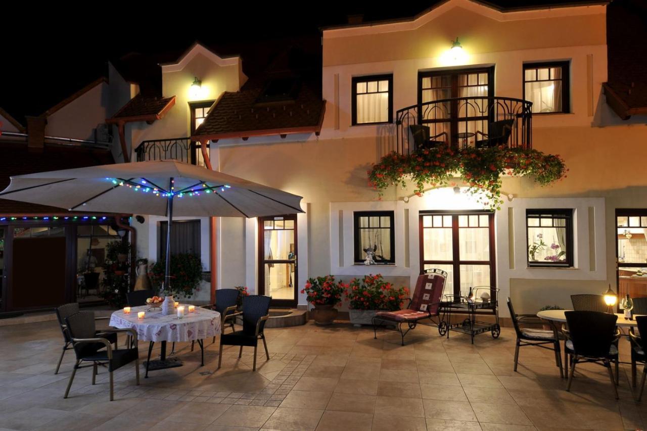Patria Panzio Bed & Breakfast Eger Eksteriør bilde